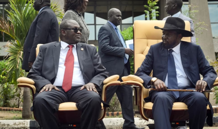 L'unification des forces fidèles au président Salva Kiir (à dr.) et à son rival, le vice-président Riek Machar (à g.), était une condition-clé de l'accord de paix de 2018 qui a mis fin à un conflit de cinq ans.