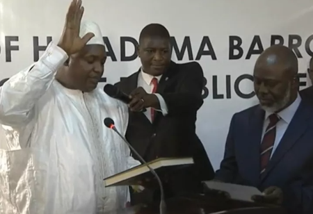 Adama Barrow prête serment comme nouveau président de la Gambie, jeudi 19 janvier 2017, à Dakar (Sénégal). (RTS)