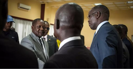 Le Premier ministre centrafricain Firmin Ngrebada salue le leader du FPRC Abdoulaye Hissène, lors de la réunion du comité de suivi de l'accord de paix, le 23 août 2019. (image d'illustration) Florent Vergnes / AFP