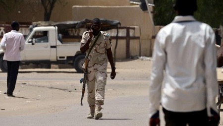 Un soldat tchadien patrouille à Diffa (photo d'illustration). © ISSOUF SANOGO / AF