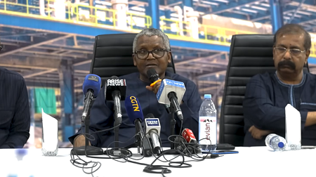 Aliko Dangote s&rsquo;exprimant devant la presse sur le site de sa raffinerie &agrave; Lagos, le 14 d&eacute;cembre 2025. [Capture d&rsquo;&eacute;cran] &copy; YouTube / Channel Televisions 