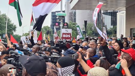 Manifestation pro-palestinienne devant l’ambassade d’Israël à Pretoria en Afrique du Sud. © Hausa TV
