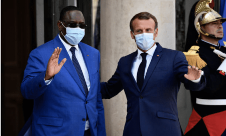 Illustration - Le président français Emmanuel Macron (G) accueille son homologue sénégalais Macky Sall (D) au palais présidentiel de l'Elysée avant leur rencontre bilatérale, à Paris