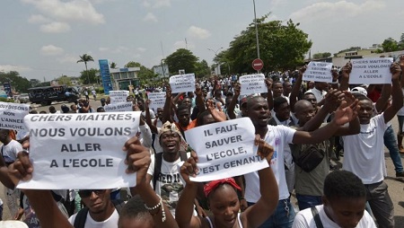 Des étudiants de la Fesci manifestent pour demander la reprise des cours fin février 2019 à Abidjan (image d'illustration). © Sia KAMBOU / AFP