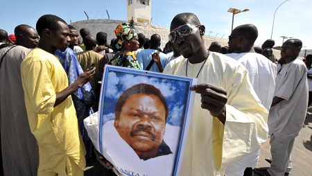 Un partisan de Cheikh Béthio Thioune tient son portrait. Sénégal, le octobre 2012. (Image d'illustration) © AFP PHOTO / SEYLLOU SEYLLOU / AFP