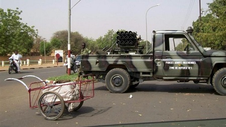 Un véhicule militaire bloque l'accès d'une rue de Niamey au Niger (2010). © AFP/Boureima Hama