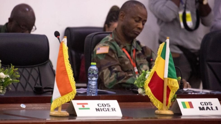 Les sièges vides du Mali et du Niger lors d'une réunion de la Cédéao à Accra, le 17 août 2023. © Gérard Nartey / AFP