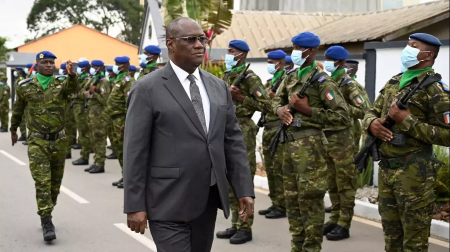 Le ministre ivoirien de la défense, Tene Birahima Ouattara, arrive pour rencontrer les parents des 49 soldats ivoiriens détenus au Mali, à Abidjan le 3 août 2022 - SIA KAMBOU/AFP