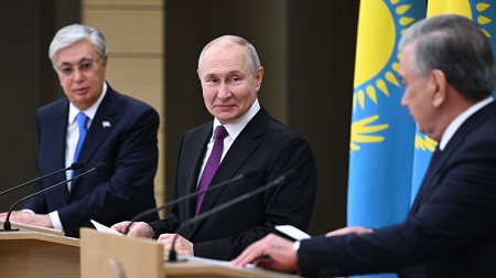 Vladimir Poutine, Chavkat Mirzioïev et Kassym-Jomart Tokaïev, au lancement de la livraison de gaz par visionconférence