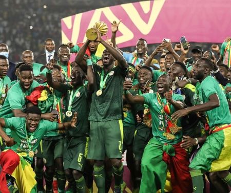 La liesse des Sénégalais, enfin sacrés après deux échecs en finale de la Coupe d'Afrique des nations de football à Yaoundé au Cameroun