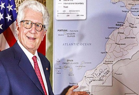 L'ambassadeur des Etats-Unis devant une carte marocaine reconnaissant le territoire du Sahara occidental - AFP