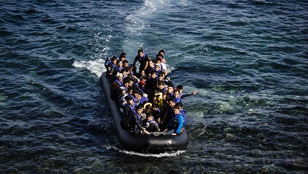 Des réfugiés et des migrants accostent, à bord d'un Zodiac noir, sur l'île grecque de Lesbos, le 18 octobre 2015. (Image d'illustration) © AFP PHOTO / DIMITAR DILKOFF