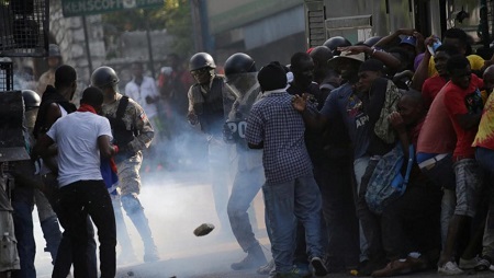 De nouveaux affrontements ont eu lieu à Port-au-Prince entre des manifestants réclamant le départ du président Moïse et les forces de sécurité, le 11 octobre 2019. REUTERS/Andres Martinez Casares