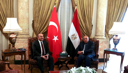 Le ministre des Affaires étrangères turc, Mevlut Cavusoglu, et son homologue égyptien Sameh Choukry, en mars 2023 (Image d'illustration). © MOHAMED ABD EL GHANY / REUTERS