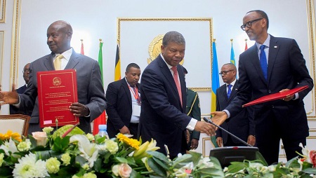 Le prÃ©sident angolais Joao LourenÃ§o entourÃ© du prÃ©sident ougandais Yoweri Museveni (g) et de son homologue rwandais Paul Kagame (d) aprÃ¨s la signature de l'accord mercredi 21 aoÃ»t 2019. Â© JOAO DE FATIMA / AFP