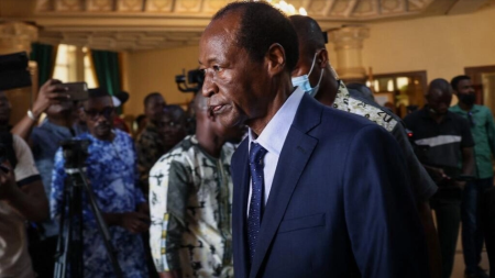 L'ancien président du Burkina Faso Blaise Compaoré quitte le palais présidentiel de Ouagadougou à l'issue d'un sommet d'anciens chefs d'État, le 8 juillet 2022. © Olympia de Maismont, AFP