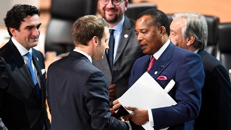 Le président français Emmanuel Macron (gauche) et le président du Congo-Brazzaville Denis Sassou Nguesso (d) à Paris, le 12 décembre 2017. © Eric FEFERBERG / AFP