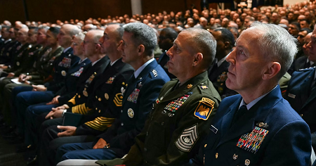 Plusieurs centaines d’officiers supérieurs états-uniens ont été réunis au QG du corps des marines (Quantico, Virginie), le 30 septembre 2025, pour écouter les discours de Donald Trump et de son secrétaire à la guerre Pete Hegseth. Jim Watson/AFP
