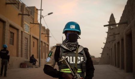 Des policiers de la Mission des Nations Unies pour la Stabilisation au Mali (MINUSMA) patrouillent devant la Grande Mosquée de Tombouctou, le 8 décembre 2021. (Photo, FLORENT VERGNES / AFP)