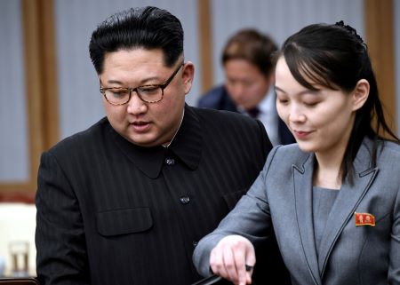 Kim Yo-jong et son frère, le président nord-coréen Kim Jong-un, dans le village de Panmunjom en 2018.POOL NEW / REUTERS