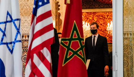 Jared Kushner, lors de sa visite à Rabat accompagné d'une délégation officielle israélienne le 22 décembre. Le gendre, et conseiller spécial, du président Trump est l'artisan du rapprochement entre Israël et le Maroc et de la reconnaissance -en contrepartie- par les Etats-Unis de la souveraineté marocaine sur le Sahara occidental. via REUTERS - U.S. EMBASSY IN MOROCCO