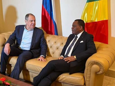 S. E.  Sergueï Lavrov, Ministre russe des Affaires étrangères est arrivé  à Oyo, ce Dimanche 24 juillet 2022 en soirée, pour une visite de travail de 48 heures.  Il a été accueilli à sa descente d’avion par son homologue congolais, S.E. Jean-Claude Gakosso. 