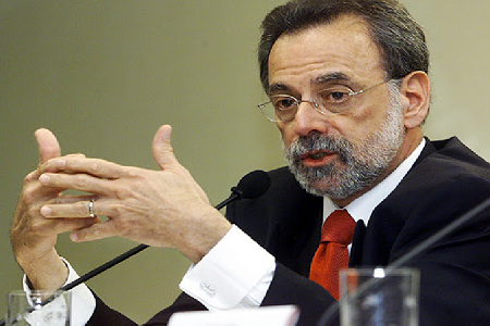 José Maurício Bustani est un diplomate brésilien qui fut le premier directeur général de l'Organisation pour l'interdiction des armes chimiques (OIAC) en 1997 avant d'être limogé à l'initiative du gouvernement des États-Unis en avril 2002. 