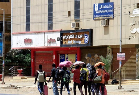 Les hôpitaux de Khartoum signalent des pénuries de sang, de kits de transfusion, de fluides intraveineux et d'autres fournitures médicales - AFP