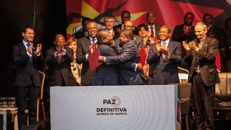 Le président mozambicain Filipe Nyusi et le chef de la Renamo Ossufo Momade s'étreignent après la signature d'un accord de paix dit définitif, le 6 août 2019 à Maputo. © STRINGER / AFP
