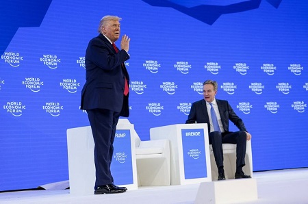 Donald Trump a d&eacute;clar&eacute; mercredi, dans un discours prononc&eacute; au Forum &eacute;conomique mondial de Davos, avoir menac&eacute; le pr&eacute;sident fran&ccedil;ais Emmanuel Macron de droits de douane suppl&eacute;mentaires, &eacute;voquant des n&eacute;gociations sur le prix des m&eacute;dicaments.| DAVOS, Suisse, 21 janvier 2026 (Reuters) - 