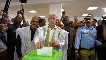 Le candidat du pouvoir Mohamed ould Ghazouani (c), au moment de déposer son bulletin dans l'urne, à Nouakchott, le 22 juin 2019. M. Ghazouani a été élu avec 52% des suffrages, selon les résultats annoncés par la Céni dimanche soir 23 juin. © SIA KAMBOU / AFP