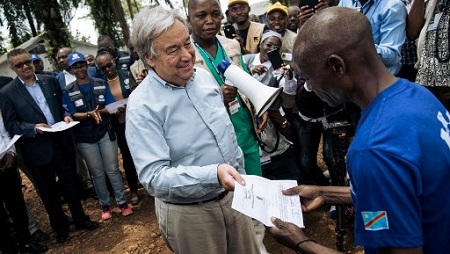 Le secrétaire général de l'ONU, Antonio Guterres a rencontré un survivant d'Ebola à Beni dans le Centre de traitement de Mangina © ALEXIS HUGUET/AFP