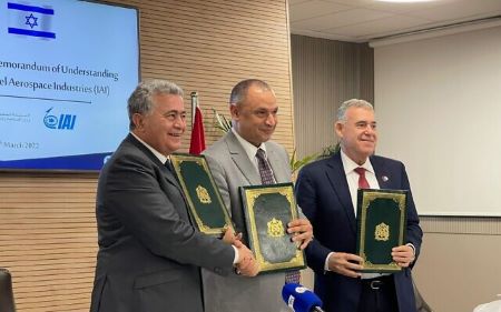 (De droite à gauche) Boaz Levy, président-directeur général d'IAI, Ryad Mezzour, ministre marocain de l'Industrie et du Commerce, et Amir Peretz, président du conseil d'administration d'IAI, lors d'une réunion au Maroc, le 23 mars 2022. (Crédit : Israël Aerospace Industries)