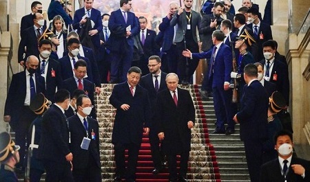 Le président russe Vladimir Poutine et le président chinois Xi Jinping quittent le Kremlin, à Moscou, le 21 mars 2023, après une réception donnée à l'issue de leur entretien. (AFP)