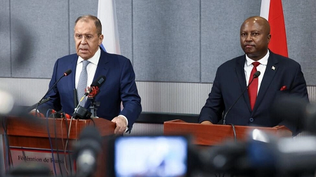 Le chef de la diplomatie russe Sergueï Lavrov et son homologue burundais Albert Shingiro lors d'une conférence de presse à Bujumbura, le 30 mai 2023. AFP - HANDOUT