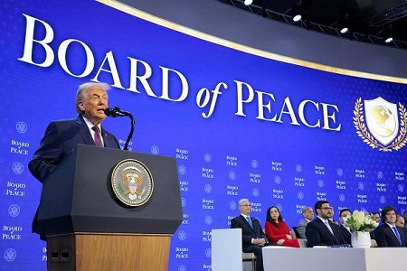 Le pr&eacute;sident am&eacute;ricain, Donald Trump, annonce le Conseil de la paix pendant le Forum &eacute;conomique mondial de Davos, en Suisse, le 22 janvier 2026. &copy; AP 