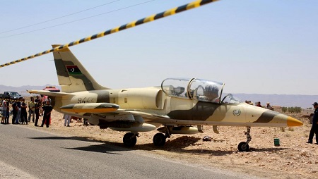 Le L-39 libyen après son atterrissage d'urgence sur le sol tunisien, dans la ville de Beni Khadash, le 22 juillet 2019. © REUTERS/Stringer