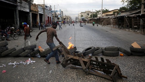 Les rues de Port-au-Prince parsemées de barricades le 10 février 2019. Début février, des manifestations réclamant la démission du président Möise et une amélioration des conditions de vie se sont multipliées à travers les principales villes du pays. REUTERS/Jeanty Junior Augustin