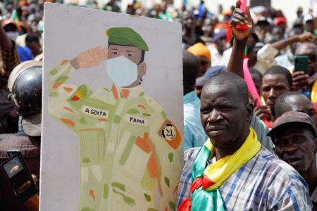 Un partisan du colonel Assimi Goïta lors d’une manifestation de soutien, à Bamako, à la junte au pouvoir au Mali, et à la Russie, le 13 mai 2022. OUSMANE MAKAVELI / AFP