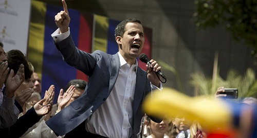 L’opposant vénézuélien, Juan Guaido, s'est autoproclamé «Président en exercice du pays» et a prêté serment au cours d'une manifestation © AP PHOTO / FERNANDO LLANO
