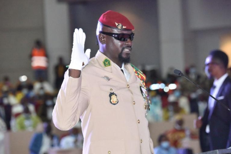 Le colonel Mamady Doumbouya, chef de la junte militaire en Guinée, prête serment comme président de transition, le 1er octobre 2021 à Conakry-  afp - Cellou BINANI