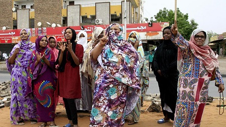 Manifestation de joie dans les rues de Khartoum, au Soudan, après l’accord, ce samedi 3 août 2019, d’une déclaration entre l’armée et l’opposition ouvrant la voie à un transfert du pouvoir aux civils. © Ebrahim HAMID / AFP