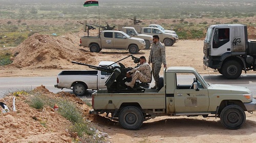 L’homme fort de l’est libyen, le maréchal Khalifa Haftar, a ordonné jeudi à ses forces “d’avancer” en direction de la capitale Tripoli, siège du gouvernement d’union nationale (GNA)