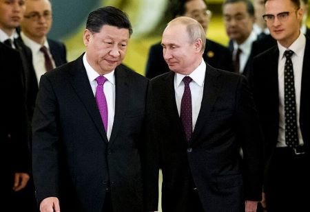 Le président russe Vladimir Poutine (à droite) et le président chinois Xi Jinping (à gauche) au Kremlin à Moscou, dans cette photo d'archive... AP