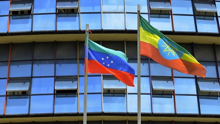 Le drapeau de la région du Sidama au côté du drapeau éthiopien. © Michael TEWELDE / AFP