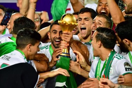 L'attaquant Riyad Mahrez (c) soulève le trophée après la victoire de l'équipe d'Algérie contre le Sénégal en finale de la CAN-2019, le 19 juillet 2019 au Caire AFP