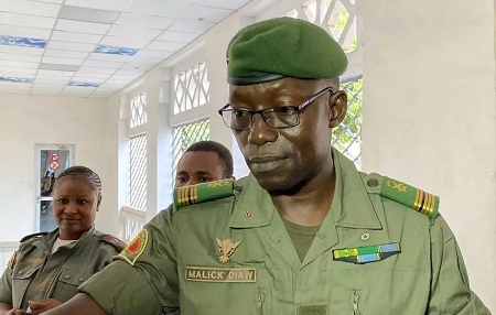 Le colonel Malick Diaw, vice-président du Comité national pour le salut du peuple (CNSP), au ministère de la Défense malien, le 20 août 2020. MALIK KONATE / AFP