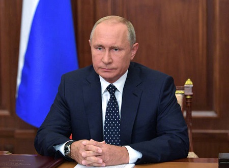Depuis 1999, Vladimir Poutine,  ancien officier du KGB, est le personnage central de la politique en Russie.