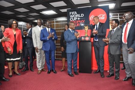 Le Chef du gouvernement Joseph Dion Ngute a reçu David Trezeguet et sa délégation avec le trophée du mondial, arrivés jeudi 8 septembre au Cameroun.