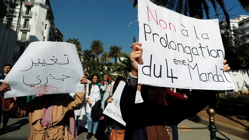 Nouvelle manifestation dans les rues d'Alger contre les dernières annonces du régime du président Bouteflika, le 12 mars 2019. © REUTERS/Zohra Bensemra